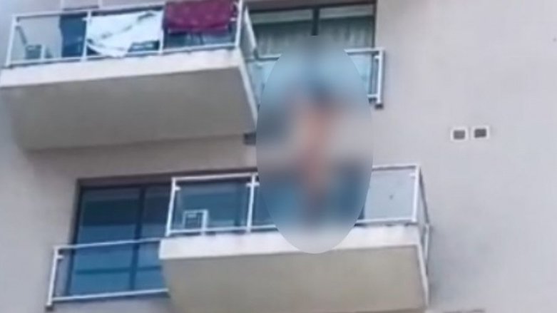 Bărbatul care a amenințat polițiștii și apoi a sărit dezbrăcat de la balcon a murit