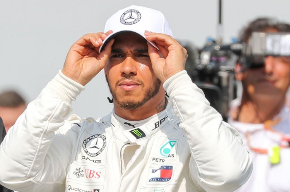 Lewis Hamilton, copleșit de emoții. ”Inima mea aproape s-a oprit, de aceea am fost calm”