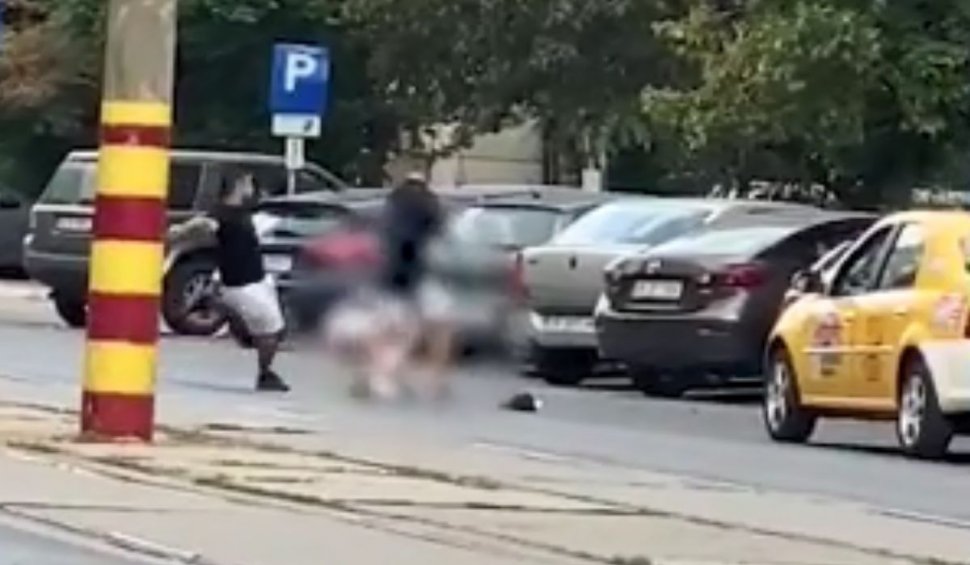 Taximetrist bătut cu sălbăticie de doi tineri care i-au furat încasările, în București