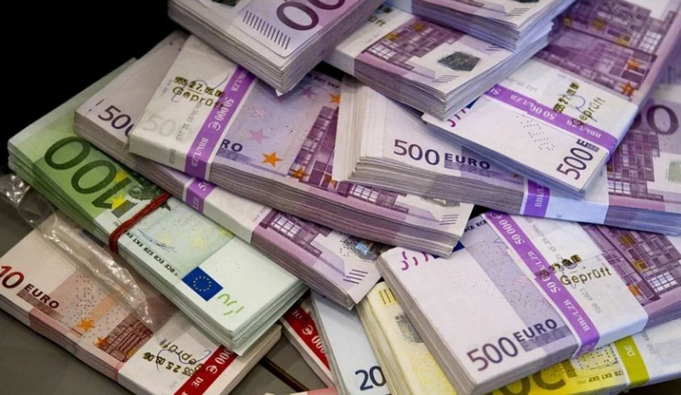 Angajatul unei bănci din România a furat peste 180.000 de euro din conturile unor români din SUA. Ce a spus în faţa instanţei