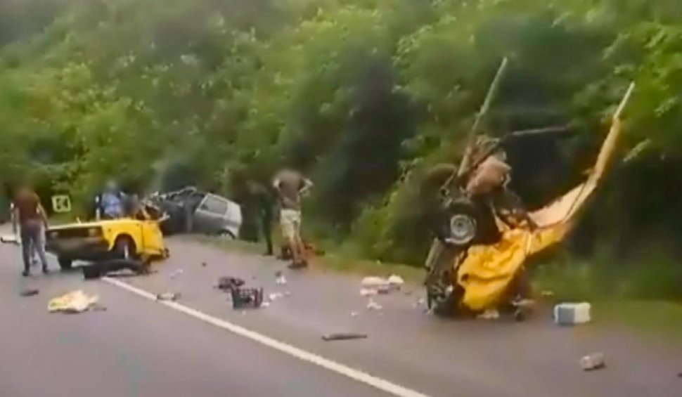 Mașină ruptă în două după un cumplit accident, martorii făceau TikTok și live pe Facebook