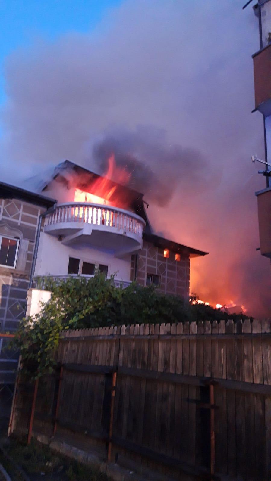 Incendiu de proporţii, marţi dimineaţă: Două case cuprinse de flăcări şi 22 de oameni evacuați, în sectorul 1 673469