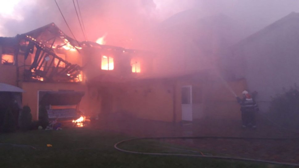 Incendiu de proporţii, marţi dimineaţă: Două case cuprinse de flăcări şi 22 de oameni evacuați, în sectorul 1