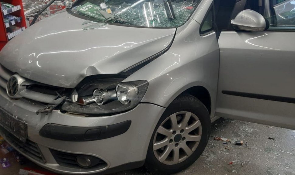 Accident spectaculos în apropierea Capitalei! O șoferiță a intrat cu mașina într-un supermarket