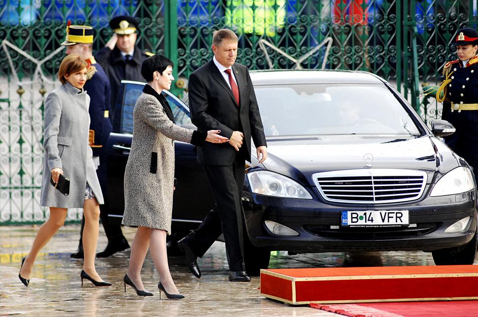 Cât de bogată e femeia din umbra lui Klaus Iohannis. Ce salariu câştigă Delia Dinu de la Administraţia Prezidenţială şi ce avere are - GALERIE FOTO 673604