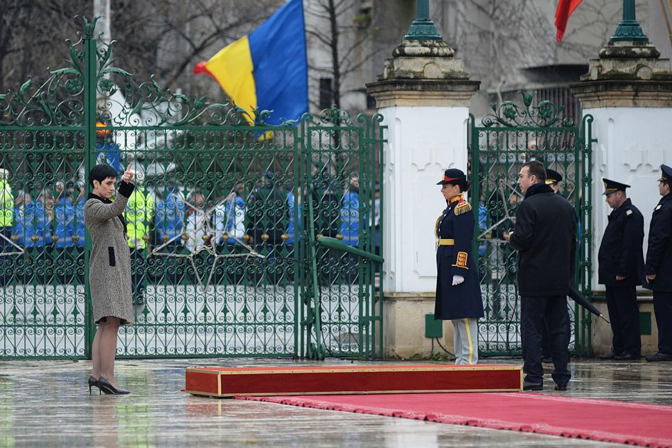 Cât de bogată e femeia din umbra lui Klaus Iohannis. Ce salariu câştigă Delia Dinu de la Administraţia Prezidenţială şi ce avere are - GALERIE FOTO 673605
