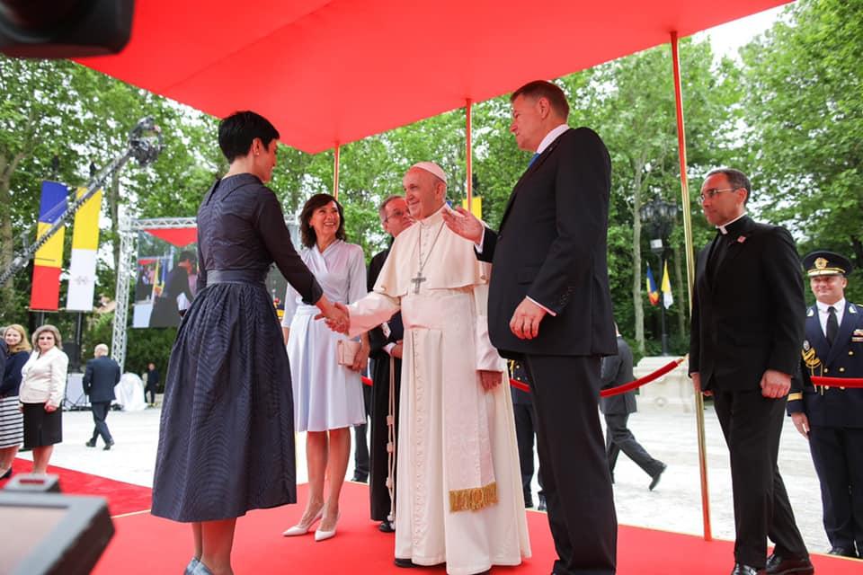 Cât de bogată e femeia din umbra lui Klaus Iohannis. Ce salariu câştigă Delia Dinu de la Administraţia Prezidenţială şi ce avere are - GALERIE FOTO 673610