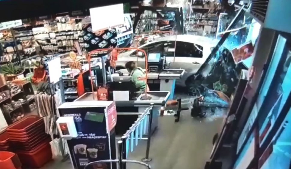 Momentul în care o șoferiță de 77 de ani intră cu mașina într-un magazin, în Ciolpani