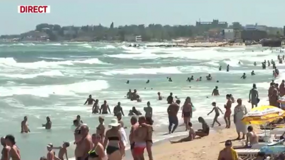 Pericol de înec pe litoral din cauza valurilor uriaşe! Cinci persoane au fost salvate în ultimul moment