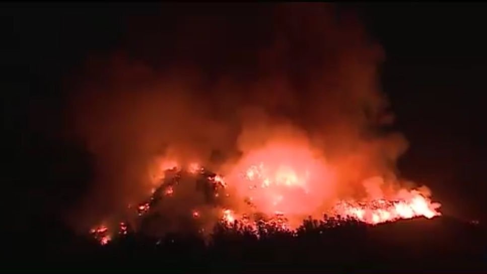 Incendiu uriaş la groapa de gunoi din Sighişoara! Oamenii au fost avertizaţi prin mesaje RO-ALERT să stea în case