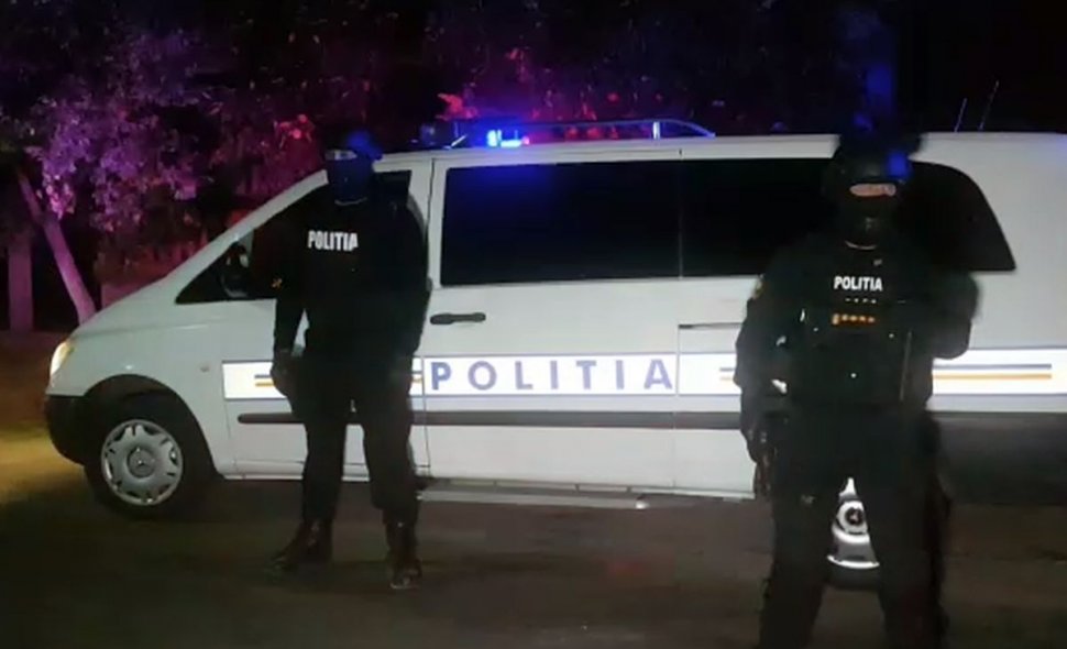 Incident violent în Dâmbovița! Polițiști tăiați cu coasa, unul dintre ei a rămas fără degete. Suspecții au fost împușcați
