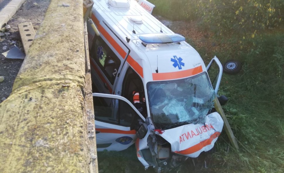 O ambulanță care transporta un pacient Covid-19, implicată într-un accident grav în Gorj. Imagini care vă pot afecta emoțional