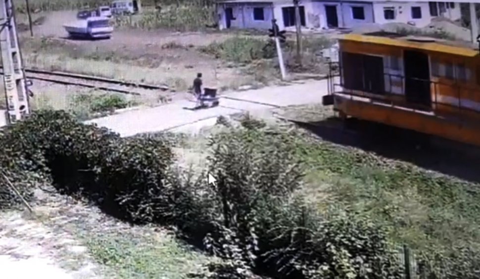 Copil de 11 ani, din Botoșani, omorât de tren în timp ce muncea. Tragedia a fost surprinsă de o cameră de supraveghere