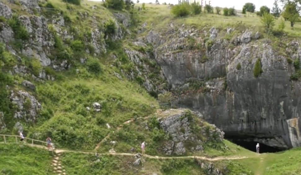 Podul lui Dumnezeu, redescoperit de turiștii români. Care este legenda din spatele locului magic 