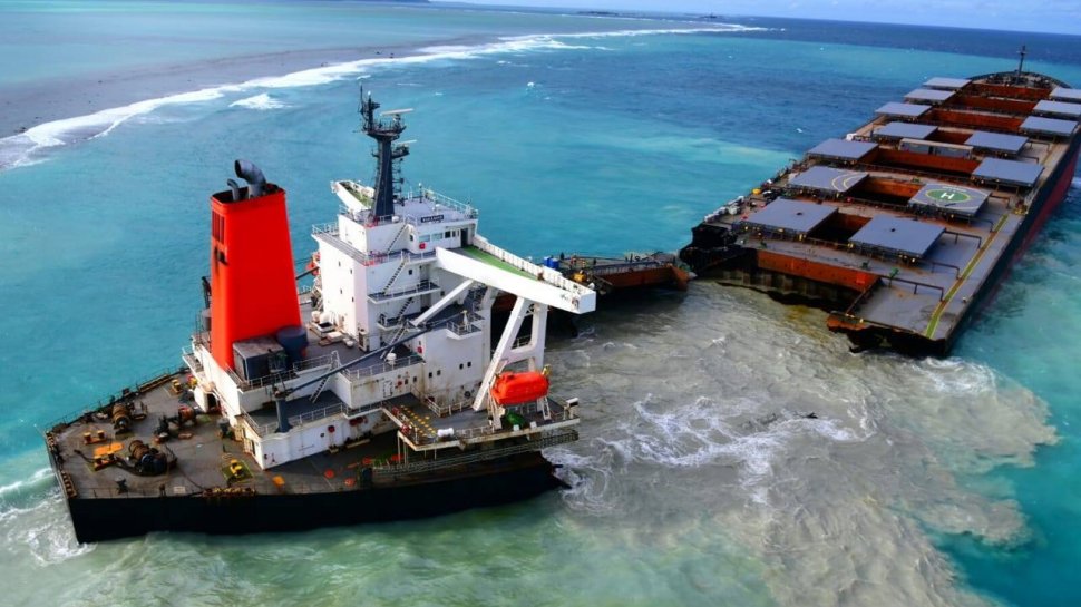 Dezastru ecologic în Mauritius. O navă cargo s-a rupt în două, iar mii de tone de petrol s-au scurs în ocean