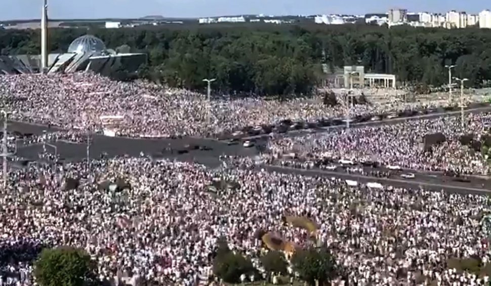 Sute de mii de oameni au ieșit pe străzile din Belarus și cer demisia președintelui Lukașenko