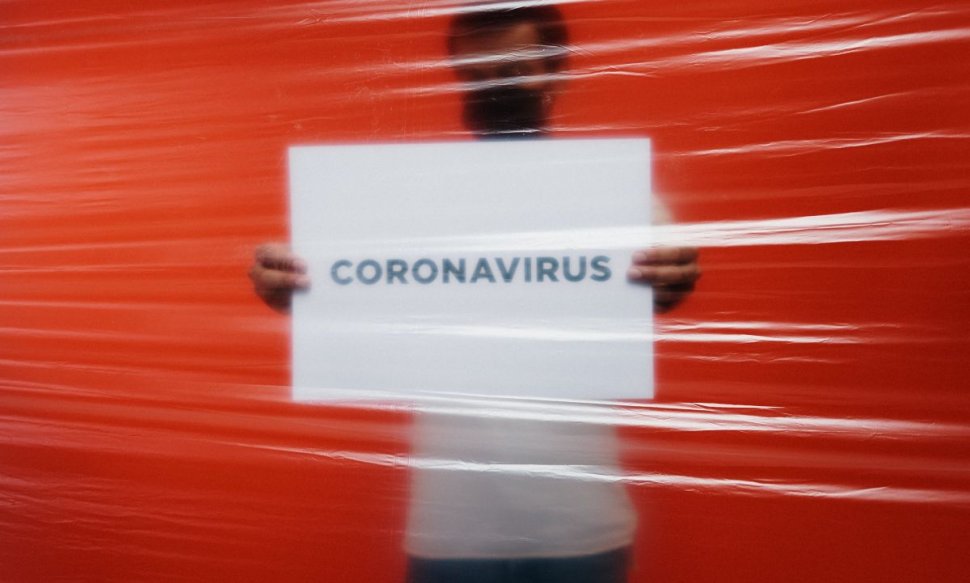 Coronavirusul a suferit o nouă mutaţie, întâlnită şi în Europa. Avertismentul cercetătorilor: Se transmite de 10 ori mai uşor. Care e paradoxul