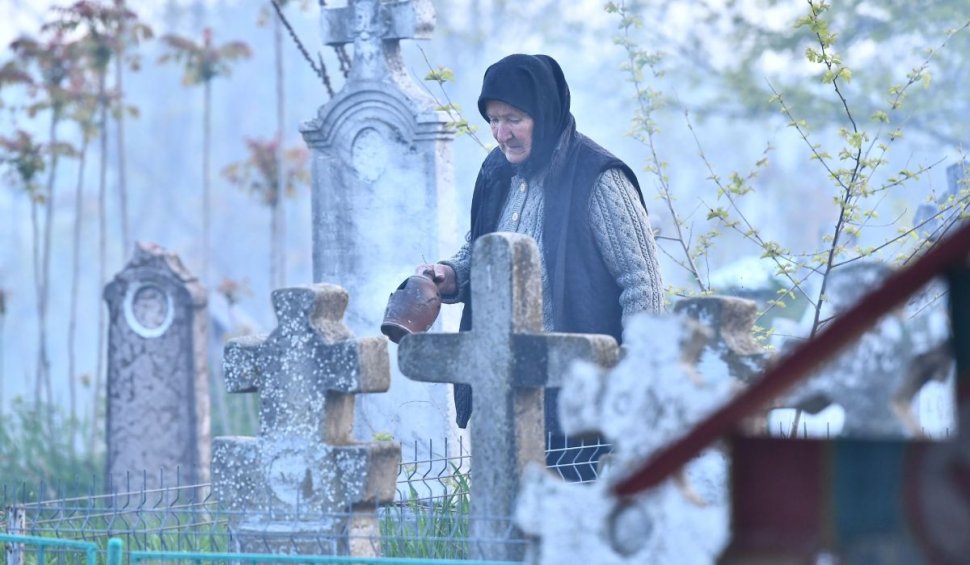 Fetiță în comă, după ce a fost strivită de o cruce într-un cimitir din Botoșani