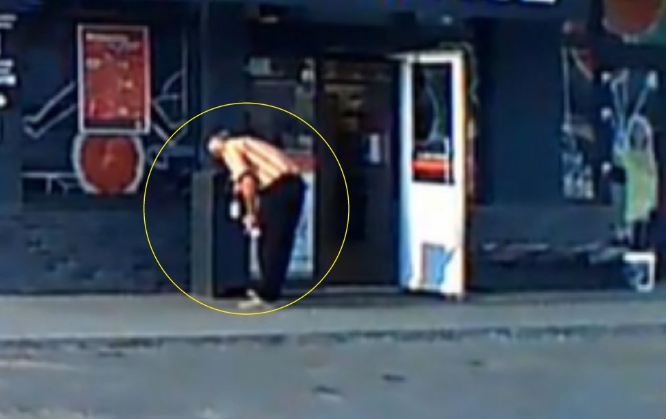 Paznicul unui supermarket, filmat când aduna măști de protecție din coșul de gunoi. E halucinant ce făcea apoi cu ele! 