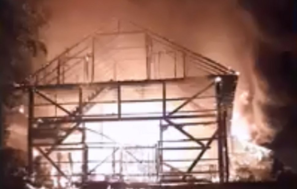 Incendiu uriaș la o fabrică de cherestea din Bistrița