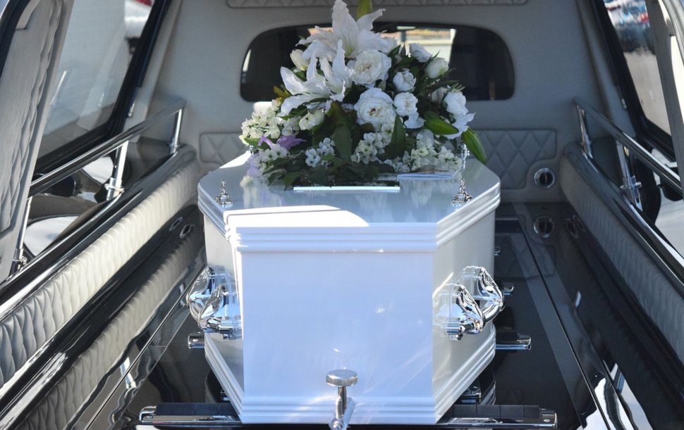 O fată de 12 ani a înviat cu puțin timp înainte de înmormântare. Este incredibil ce a urmat 