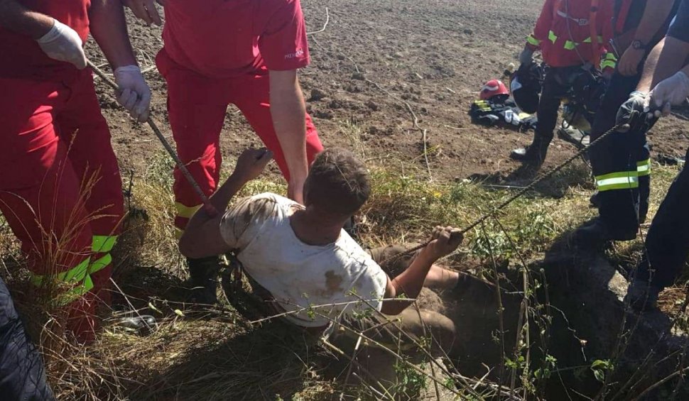 Un bărbat din Fălticeni a vrut să îşi salveze capra dintr-o fântână, dar a uitat să lege funia
