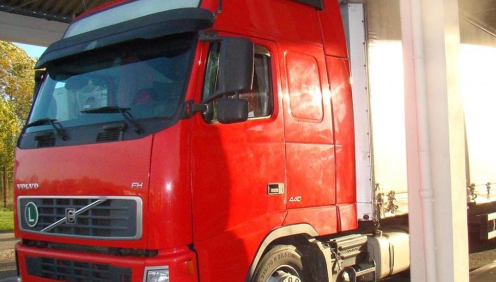 Polițiștii de frontieră au oprit un camion plin cu pește pentru control și au găsit 14 turci ascunși printre cutii