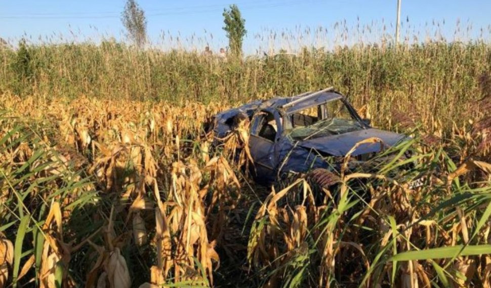 Doi tineri au fost găsiți morți într-o mașină, într-un lan de porumb din Vrancea, la o zi după un teribil accident