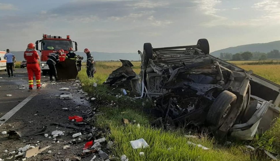 Un șofer din Hunedoara a murit după ce a adormit la volan și a intrat într-un TIR. Primele imagini de la fața locului