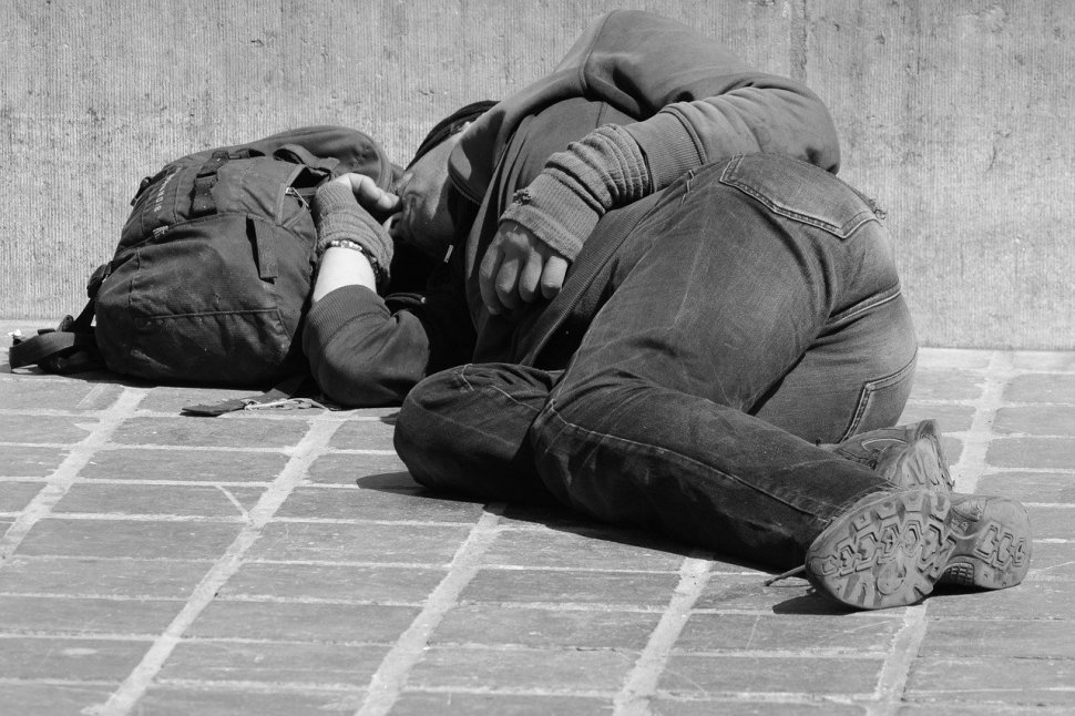 Zeci de persoane fără adăpost dorm pe stradă în Marea Britanie, pe una dintre cele mai exclusiviste străzi din Londra. Mulți dintre aceștia ar putea fi români