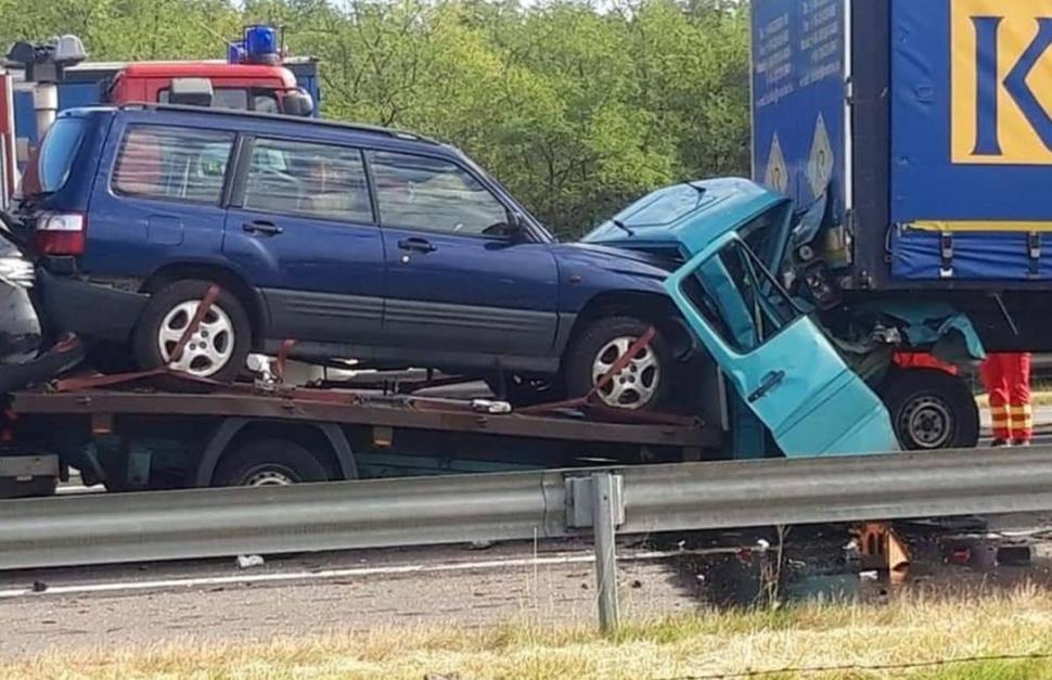 Un șofer român a murit într-un accident teribil pe o autostradă în Ungaria. A intrat sub TIR
