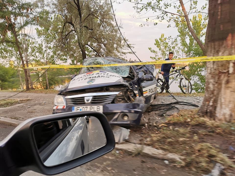 Accident pe DN3, pe sensul București-Pantelimon. O mașină de poliție a intrat într-un stâlp 676624