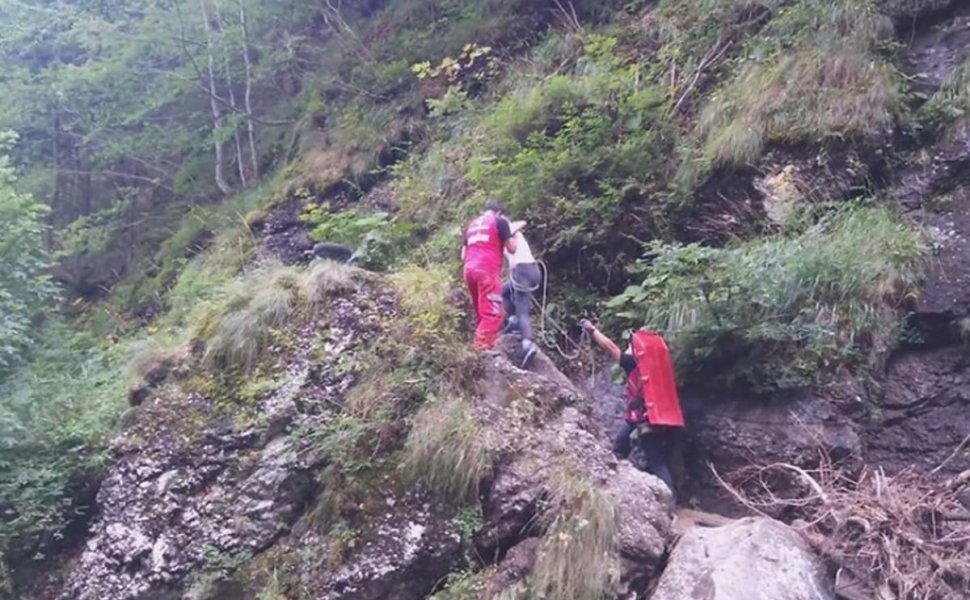 Doi tineri urcau pe Valea Jepilor când au început să vomite. Părinții au chemat imediat salvatorii montani. Ce au pățit