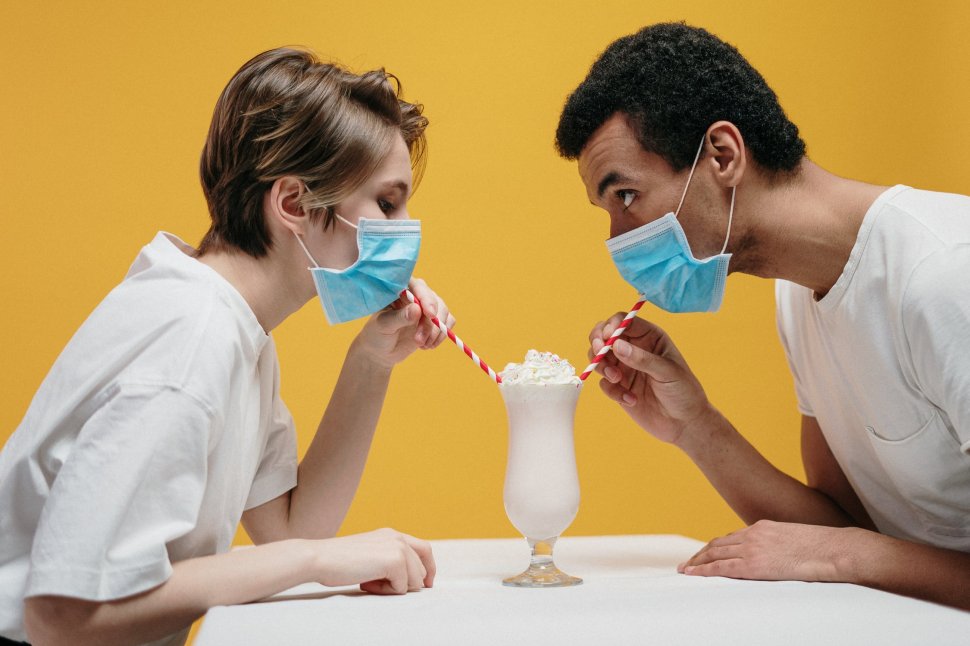 Medicii, sfaturi pentru viaţa sexuală în pandemie: ”Purtați mască şi evitaţi să vă sărutaţi”