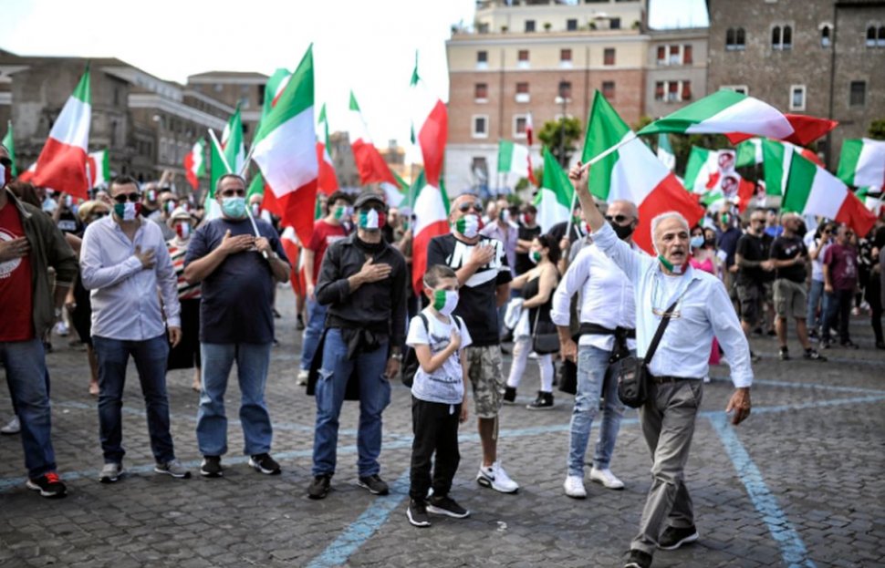 Protest în centrul Romei. Italienii care neagă existenţa noului coronavirus au ars fotografia Papei Francisc
