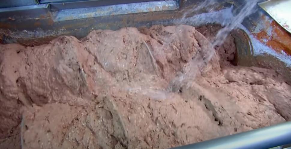 Din ce sunt făcuți crenvurștii - Imaginile care spun tot și care te fac să nu îi mai mănânci 676725