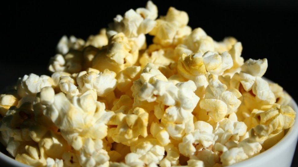 Un băiat a murit după ce a mâncat popcorn la cinema! Cine este de vină pentru moartea tânărului