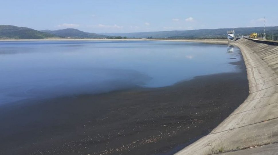 Poluare uriașă! O peliculă neagră de un kilometru a apărut pe un lac din România
