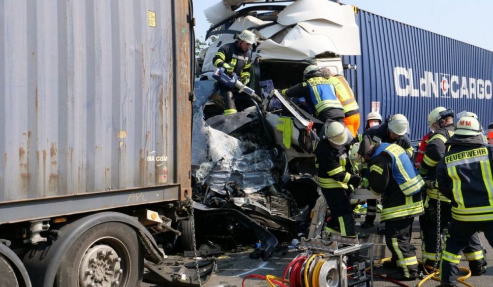 Patru români au murit striviți într-un microbuz distrus între două TIR-uri românești, pe o autostradă în Germania
