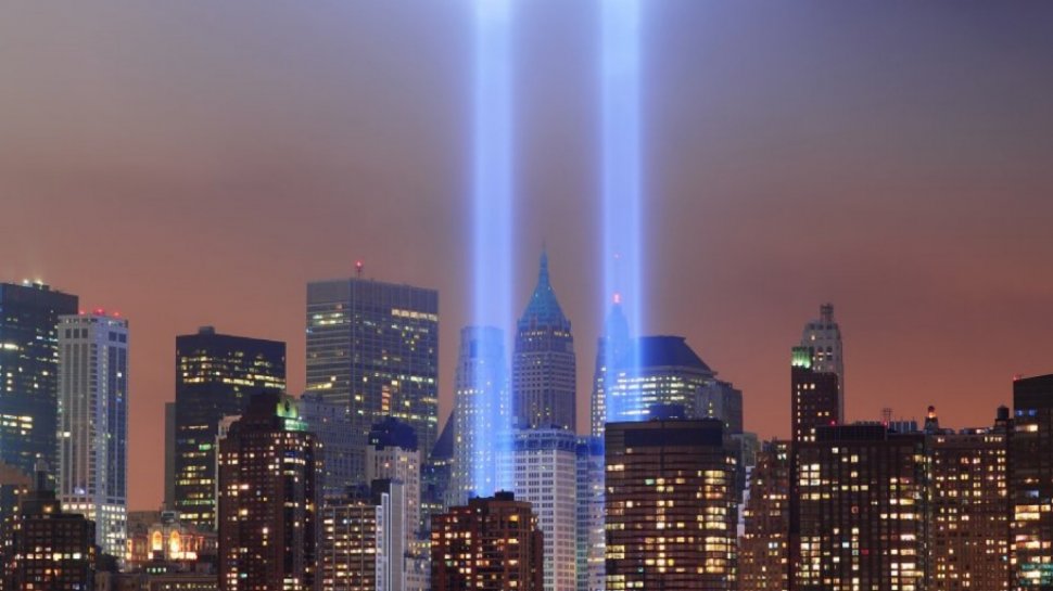 Se împlinesc 19 ani de la atentatele care au schimbat lumea. Două raze de lumină amintesc acum de Turnurile Gemene căzute în 2001