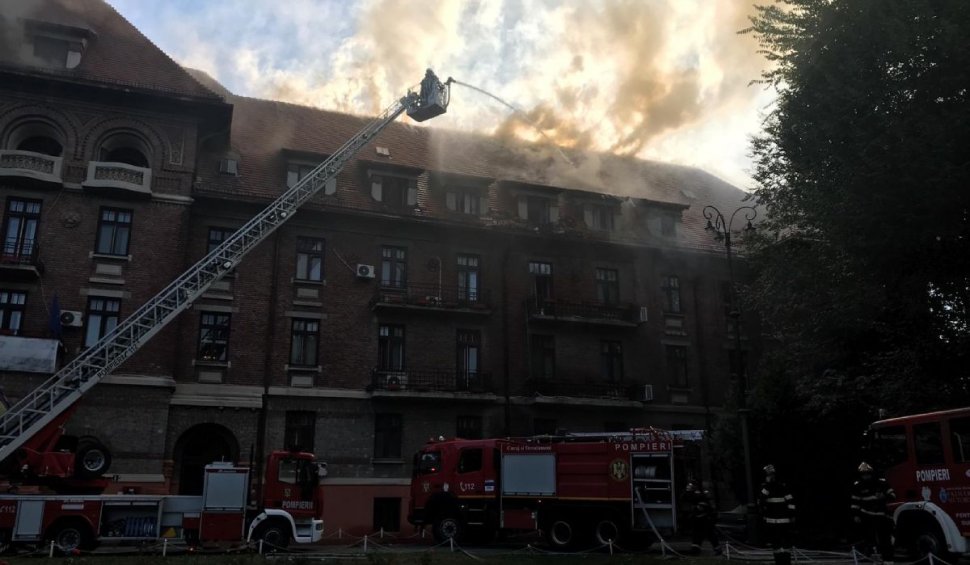 Incendiu la Hotel Triumf din București. Pompierii au intervenit cu 14 autospeciale