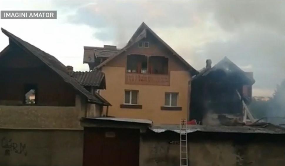 Incendiu puternic la Câmpulung Muscel: Case mistuite de flăcări, 11 mașini distruse  