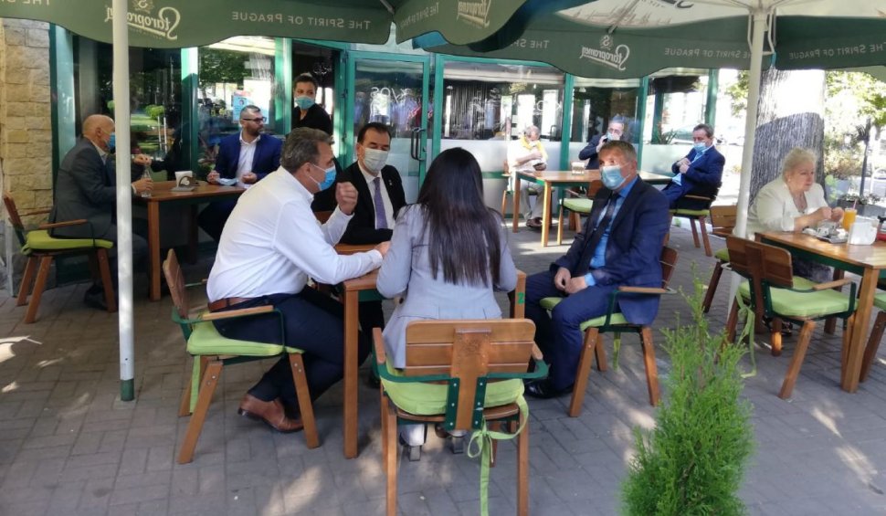 Ludovic Orban, surprins la o terasă din Vâlcea cu candidatul PNL la Primăria Râmnicu Vâlcea