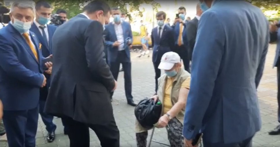 Câţi bani a scos din buzunar Orban la Piteşti, pentru a se cântări pe stradă