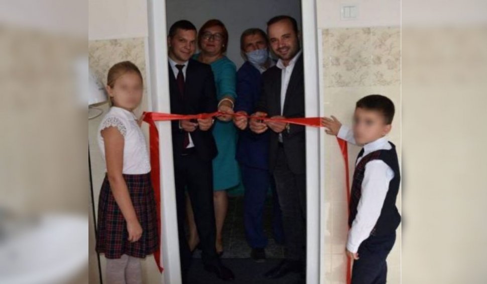 Politică pentru toate nevoile. Demnitarii care au tăiat panglica unui WC de școală din Republica Moldova au fost reclamați la Parchet