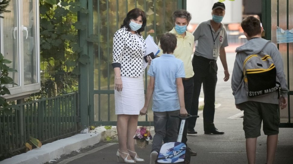 Peste 10.000 de părinți cer demisia ministrului Monica Anisie