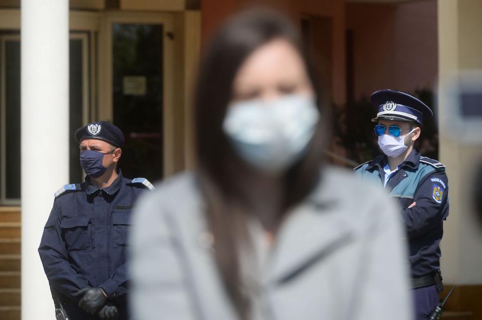 Un bărbat mascat a violat două femei din București după ce a intrat pe geamul apartamentelor
