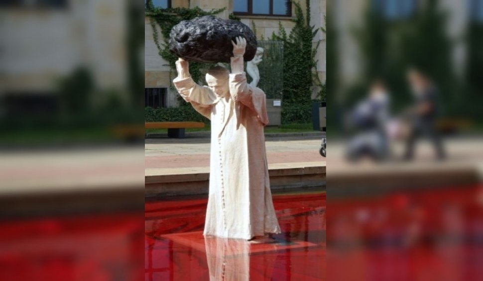 Statuie controversată cu fostul papă Ioan Paul al II-lea: "titanul" care a prins meteoritul