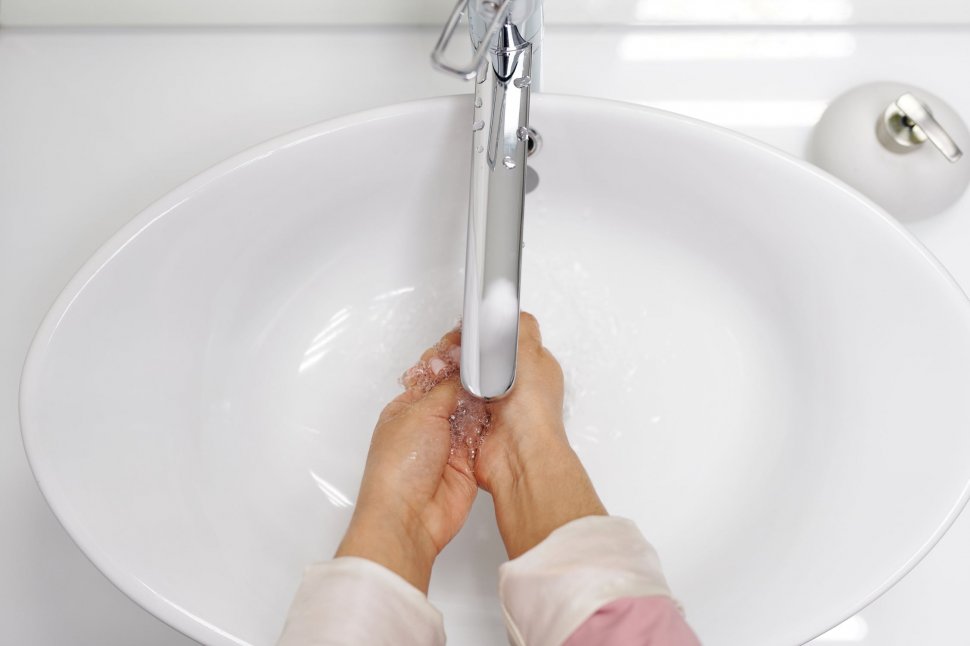 Cum folosești corect dezinfectanții pentru mâini (la școală, la serviciu și acasă)