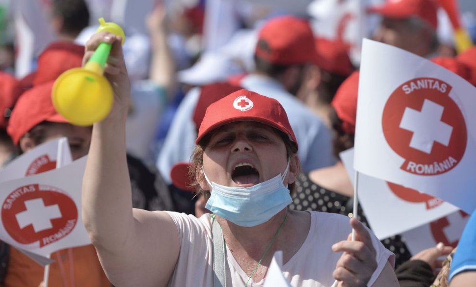 Medicii amenință că intră în grevă: "Primim o mască de protecție la 12 ore"